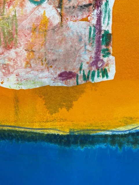 Abstracte uitsnede met een oranje kleurvlak, blauwe ondergrond en transparante getekende laag
